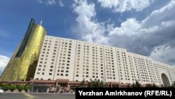 У Дома министерств в Астане