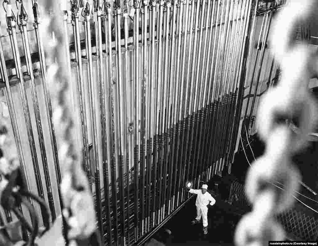 Një seksion i paidentifikuar i Centralit Bërthamor të Obninskut i fotografuar në vitet 1970. Termocentrali mbeti në funksion pa incidente të mëdha derisa u çaktivizua në vitin 2002. Suksesi i objektit në shkallë të vogël ishte baza për projektimin e reaktorëve RMBK që do të qëndronin në zemër të disa centraleve bërthamore sovjetike, duke përfshirë një objekt pranë Kievit në Ukrainën Sovjetike i njohur si termocentrali bërthamor i Çernobilit.