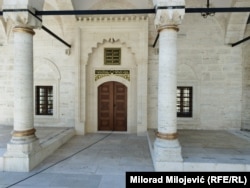 Mbi derën e xhamisë shkruan: “Mirë se erdhët në një vend të madh, me rëndësi artistike dhe kulturore, që mbledh njerëz të mirë!”