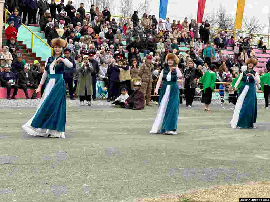 Облустун борборундагы стадиондо өтүп жаткан майрамдык салтанатты улай улуттук жана башка спорт оюндары, тамак-аш жана көркөм өнөр буюмдарынын көргөзмөлөрү уюштурулган. Нооруздун салттуу тамагы - сүмөлөк даярдалган.