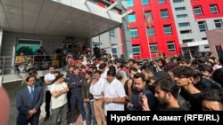 په بشکيک کې د پاکستان سفير او کرغز چارواکي له پاکستانيوو زده کوونکو سره د ملاقات په حال کې 