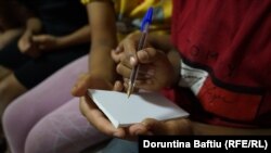 Djeca iz romske zajednice u selu kod Uroševca, fotografija iz 2023. godine