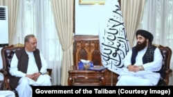 وزیر امیر خان متقي (ښي لوري ته) د جولای پر ۲۰مه په کابل کې د افغانستان لپاره د پاکستان له استازي اصف دراني سره ولیدل. 