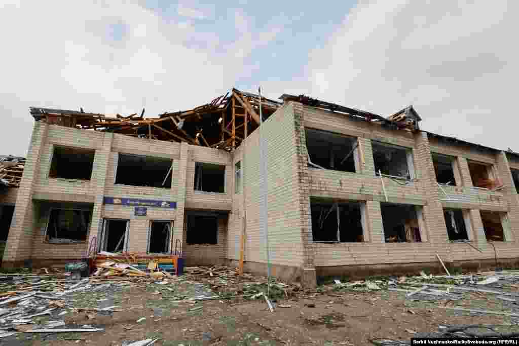 Fotografia e parë: Një shkollë e dëmtuar rëndë në Kuhari, në marsin e 2022-tës. Fotografia e dytë: E njëjta shkollë në marsin e 2024-tës. Shkolla është rinovuar dhe mësimi ka rinisur.