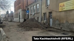 საპროექტო დოკუმენტაციის თანახმად, 230-მეტრიან ქუჩაზე სამშენებლო სამუშაოები 2022 წლის ნოემბერში უნდა დაესრულებინა ტენდერში გამარჯვებულ კომპანია „ონიქს როუდს“.