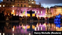 Луѓето присуствуваат на бдеењето за Украина што се одржа на годишнината од конфликтот со Русија, Лондон, Британија, 23 февруари,