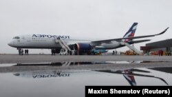 Avionima ruskih aviokompanija zabranjeno je slijetanje, polijetanje i prelijetanje preko teritorije Crne Gore u okviru sankcija uvedenih Moskvi zbog invazije na Ukrajinu. Na slici avion kompanije Aeroflot na aerodromu Šeremetjevo u Moskvi, 4. mart 2020.