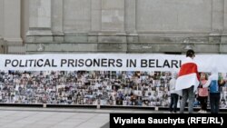Плякат з партрэтамі беларускіх палітвязьняў на акцыі ў Вільні. Архіўнае фота
