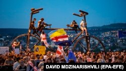 Поддржувачите на грузиската опозициска партија присуствуваат на протест против нацрт-законот за „странски агенти“ во близина на Парламентот на Грузија во Тбилиси, Грузија, 28 април 2024 година.