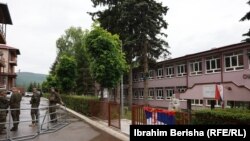 Припадници на КФОР во близина на општинската зграда во Звечан