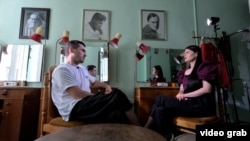 Renat Settarov İvan Franko adına teatrniñ grimörkasında. Ukrayina. arhiv fotoresimi