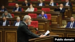 Премьер-министр Армении Никол Пашинян выступает с трибуны парламента