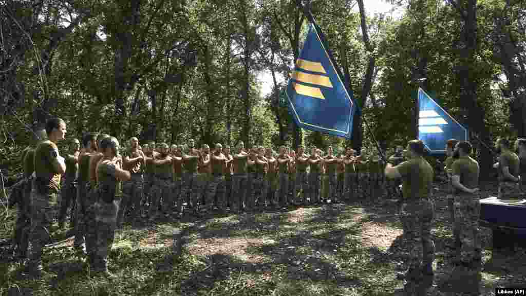 Украина 3-шабуыл бригадасының сарбаздары Бахмут түбінде сап түзеп тұр. 3 қыркүйек. Киевтің жетістіктері туралы хабарлар Батыс Украина шабуылының баяу жүріп жатқанын алаңдаушылық білдірген тұста шығып отыр. Сарапшылардың кейбірі Украинаның бірнеше айға ұласқан қарымта шабуылы Ресей қорғаныс шептерінде "тұралап қалғанын" айтады.