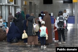 Сириядан кайтарылган аялдар жана балдар. Бишкек, Кыргызстан. 30-август, 2023-жыл. (Сүрөт ТИМге таандык)