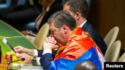 Српскиот претседател Александар Вучиќ во српско знаме по усвојувањето на резолуцијата за геноцидот во Сребреница на Генералното собрание на Обединетите нации, 23 мај 2024 година.