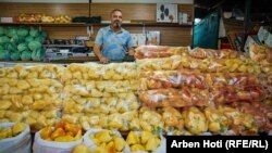 Një tregtar perimesh në Tregun e Gjelbër në Prishtinë, 11 shtator 2023.