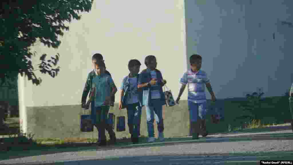 "Идгардак" - праздничные детские гуляния в Иди Рамазан, Куляб, 21 апреля 2023 года