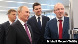 ვლადიმიერ პუტინი და რომან ტროცენკო (მარჯვნივ).