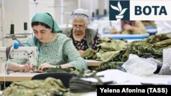 Punonjësit në industrinë ruse të mbrojtjes, sikurse në këtë fabrikë uniformash ushtarake në Grozni, marrin paga më të larta se mesataret, për shkak të mungesës së punëtorëve.