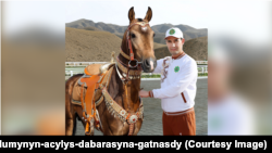 Ýurduň ähli atşynaslarynyň adyndan prezidente Akganat atly bedew sowgat berildi diýip, habarda aýdylýar.