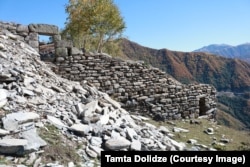 კოშკის ნაშალი მასალა და კოშკის ფრაგმენტები