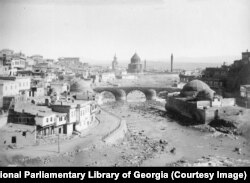 Kars şäheri häzirki Türkiýäniň territoriýasynda ýerleşýär. Düýpde X asyryň ermeni buthanasy görünýär. Ony ilkinji ermeni şalarynyň biri gurupdyr. Soň bu bina osmanly patyşalygynda metjit, rus prawoslaw kilisesi, ýene-de ermeni ybadathanasy bolupdyr.