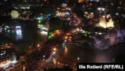 Участники митинга у площади Европы