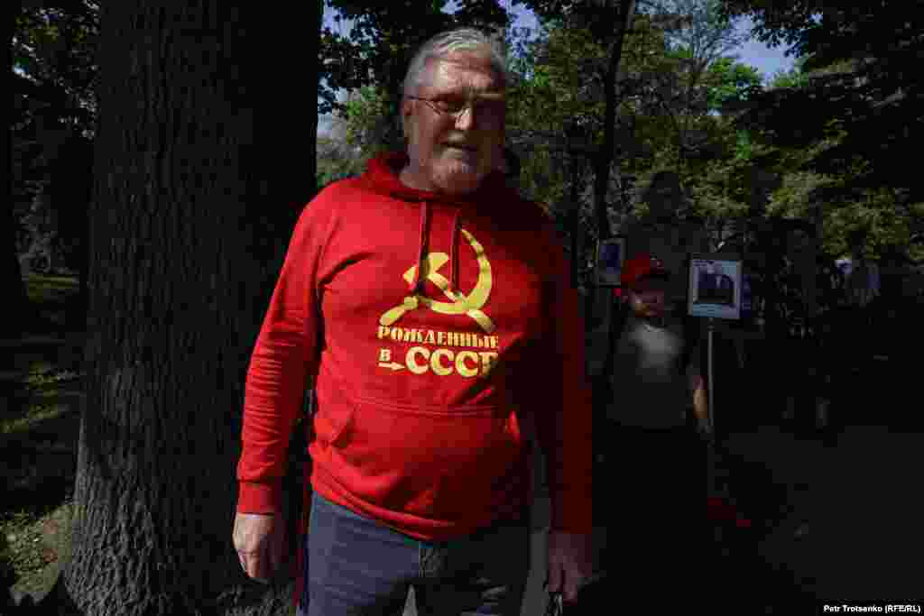 Мужчина в худи с надписью &laquo;Рождённые в СССР&raquo;