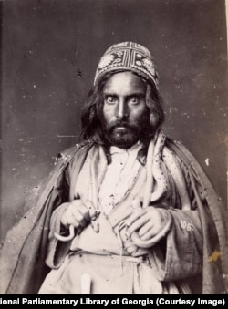 Boýnuna ýylan oran pars derwüşiniň portreti. Sufi derwüşleri adatdan daşary güýje eýe bolýarmyş diýip düşünipdirler.