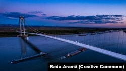 Deși se circulă pe el din 6 iulie 2023, podul de la Brăila nu este încă recepționat de beneficiar, CNAIR, din cauza mai multor probleme. Fapt ce nu împiedică scumpirea construcției. 