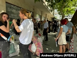 Predarea sacilor cu buletine de vot și a materialelor electorale a durat în multe localități și în Capitală până marți, deja a doua zi după încheierea alegerilor.