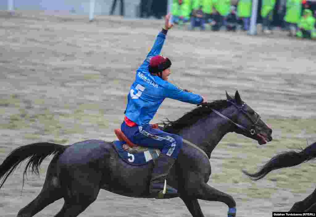 "Ынтымак" командасынын оюнчусу жеңишине сүйүнүп жатат.&nbsp;