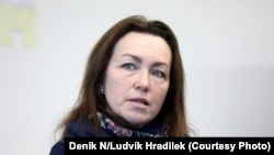  Алсу Курмашева во время интервью с чешской журналисткой Петрой Прохазковой для издания Denik N 
