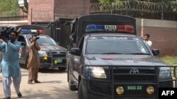 پولیس وايي سلګونه سرتېري په سرګودا کې د پېښې ځای ته ورسېدل - پخوانی انځور. 