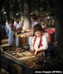 Elde ýasalan pyçaklary satýan adam