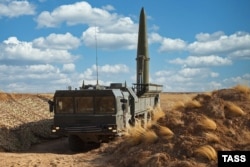 სარაკეტო კომპლექსი "ისკანდერ-მ". რუსეთი, ასტრახანი. 2020 წლის 20 სექტემბერი. აშშ მიიჩნევს, რომ „ისკანდერის“ კომპლექსის ერთ-ერთი მოდიფიკაცია (სურათზე) უკვე არღვევს მოკლე და საშუალო რადიუსის რაკეტების განლაგების ხელშეკრულებას.