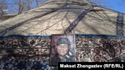 Марат Сарулунун Бишкектеги өз үйүндө өтүп жаткан коштошуу зыйнаты. 10-март, 2023-ж.