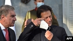 د پاکستان د پخواني وزیراعظم عمران خان (ښي لور ته) او د بهرنیو چارو وزیر شاه محمود قریشي یو پخوانی انځور.