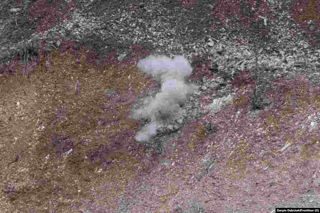 O țintă de ciment este lovită direct în timpul exercițiilor de tragere cu muniție reală. Viktor Elanski, instructor la cursul Alpha Bravo, susține că importanța lunetiștilor este dată uitării după conflictele majore. &bdquo;Apoi, când izbucnește din nou războiul, toată lumea începe să strige: &bdquo;Unde sunt lunetiștii noștri? Nu putem opera fără ei!&rdquo;&rdquo;, spune el.