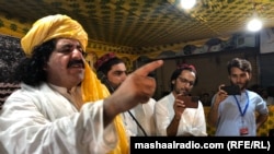 علي وزير او د پي ټي اېم نور غړي په اسلام اباد کې تر جلسې وروسته پوليسو ونيول. پخوانی انځور