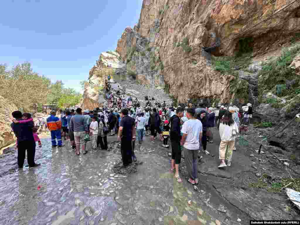 В МЧС заверили, что пострадавших среди эвакуированных нет и их на месте осмотрели медицинские работники.