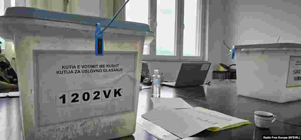 Një qendër votimi në Leposaviq. Në këtë komunë të drejtë vote kanë&nbsp;13.674 qytetarë.&nbsp;