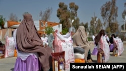 تصویر آرشیف: برخی از زنانی که از نهاد های امداد دهنده ٬ مواد غذایی دریافت کرده اند 