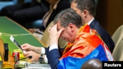 Vuçiq me një flamur serb ndërsa dëgjon delegatët pas votimit të Asamblesë së Përgjithshme të Kombeve të Bashkuara për krijimin e një dite ndërkombëtare për të përkujtuar gjenocidin e Srebrenicës. Maj, 2024.