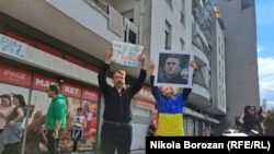 معترضان در یکی از مراکز رای‌دهی در روسیه