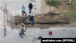 Işçiler ýyladyş turbalaryny çalyşýarlar. (Arhiw suraty)