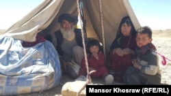 یک خانواده فقیر و کودکان شان در ولایت غور 