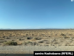 Алыстагы закым сымал көрүнгөн күн панелдери. Невада, Калифорния. АКШ. Июнь, 2023