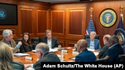 АКШ президенти улуттук коопсуздук боюнча командасынын мүчөлөрү менен Жакынкы Чыгыштагы абалды талкуулап жатышат. 13-апрель, 2024-жыл.