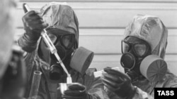 გასანადგურებლად გამზადებული ქიმიური ავიაციური ბომბიდან სინჯებს იღებენ. 